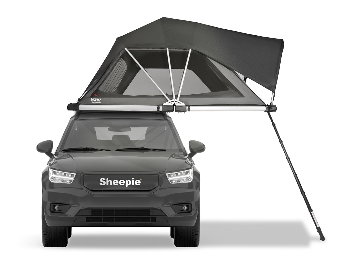 Aufgeklapptes Familien-Dachzelt auf einem Auto vor weißem Hintergrund