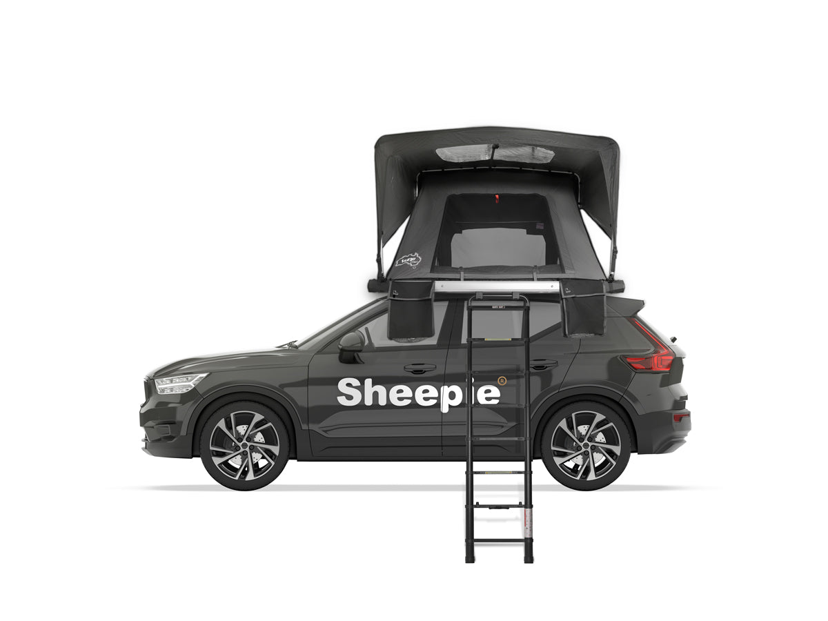 Familien-Dachzelt aufgeklappt auf einem Auto, in der Seitenansicht, freigestellt vor weißem Hintergrund