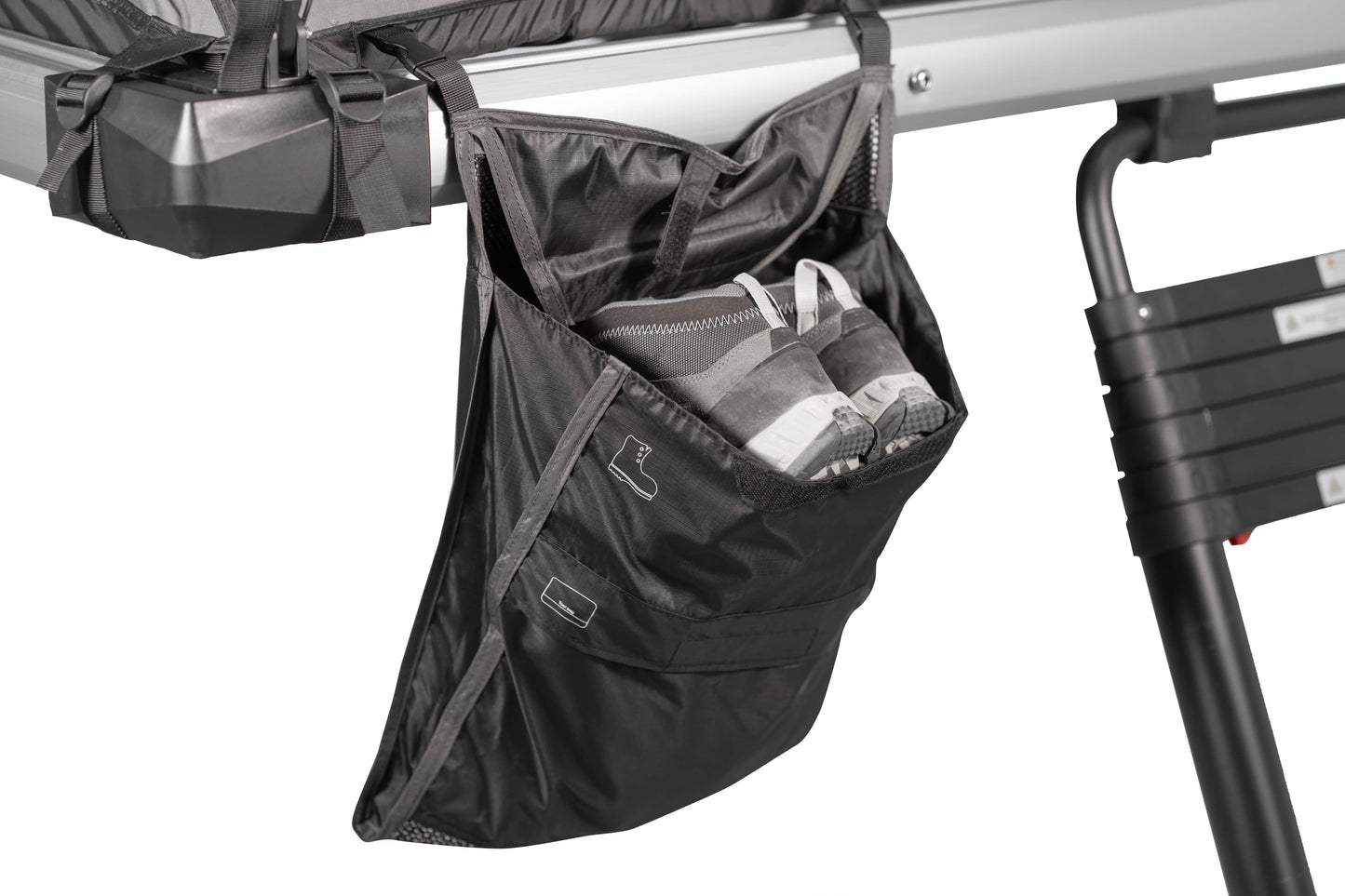 Detailaufnahme des Schuhsacks eines Dachzelts mit einem Schuh in der Tasche