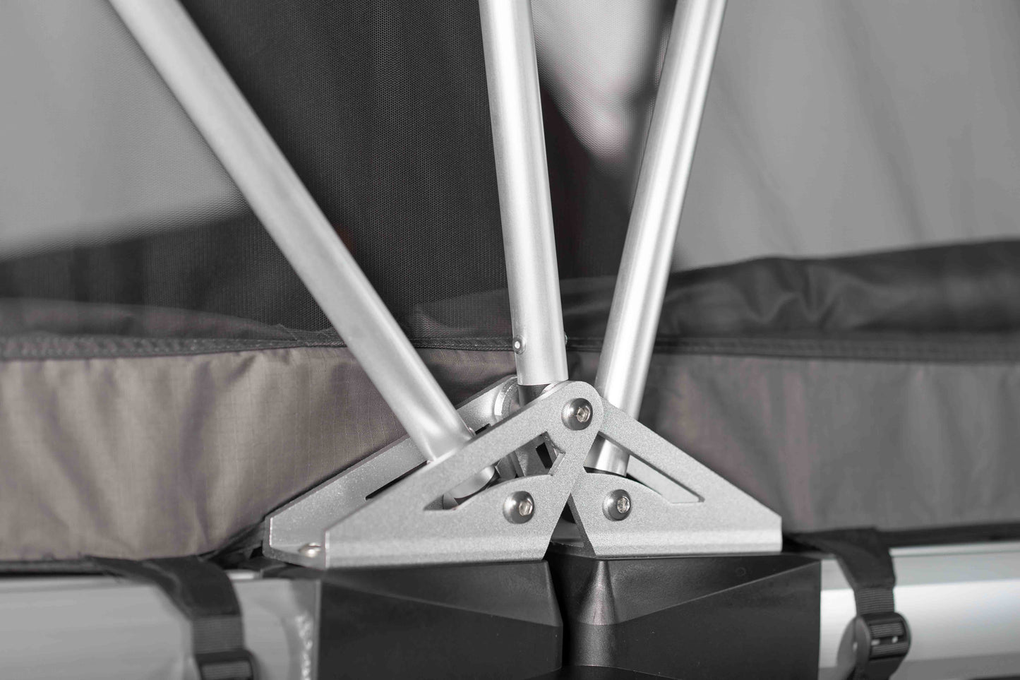 Aufklappmechanismus eines Aufstelldach mit Scharnier und Stangen