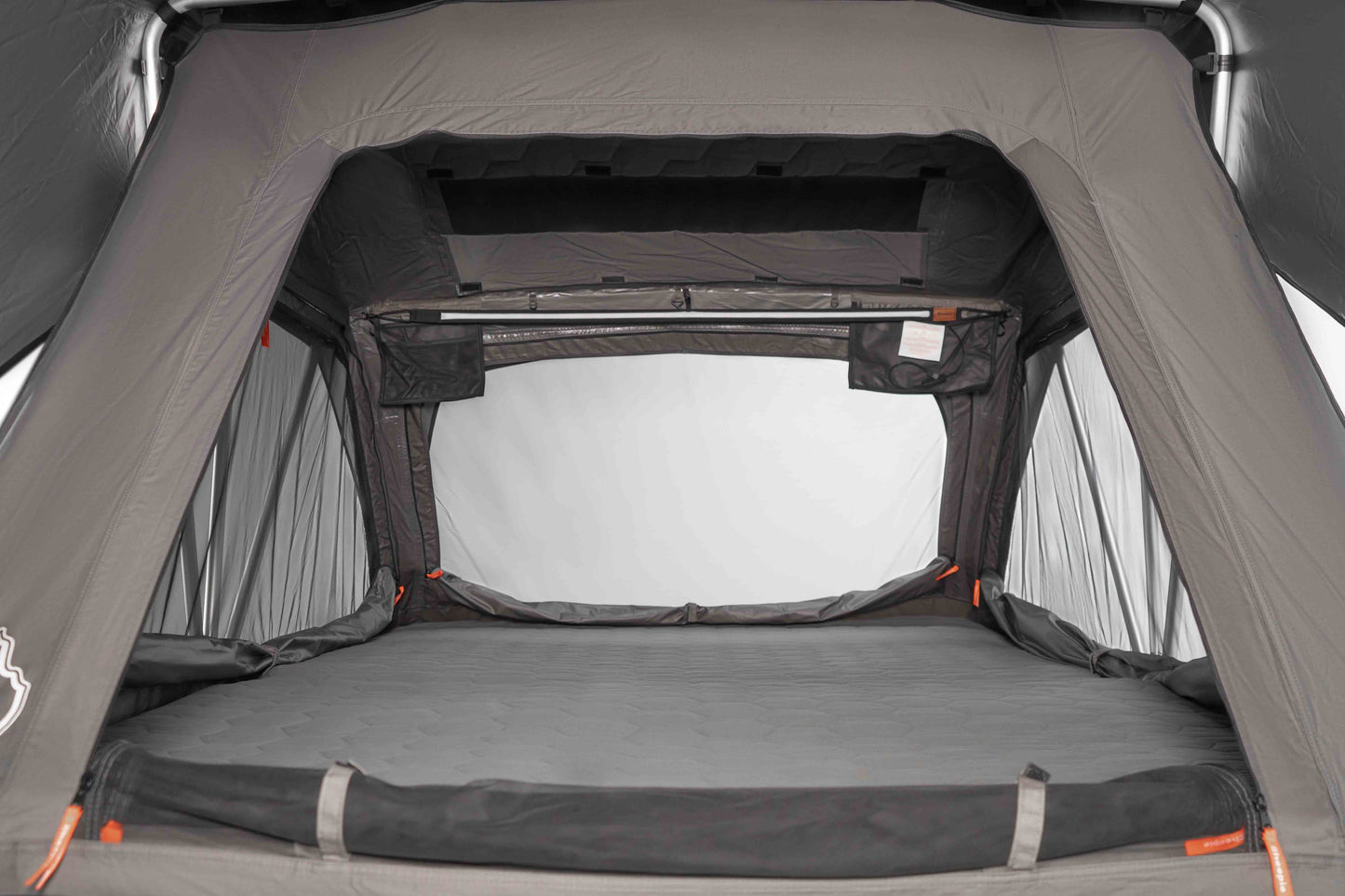 Innenansicht eines Dachzeltes mit Blick auf die Matratze, die Seitenteile und den Himmel