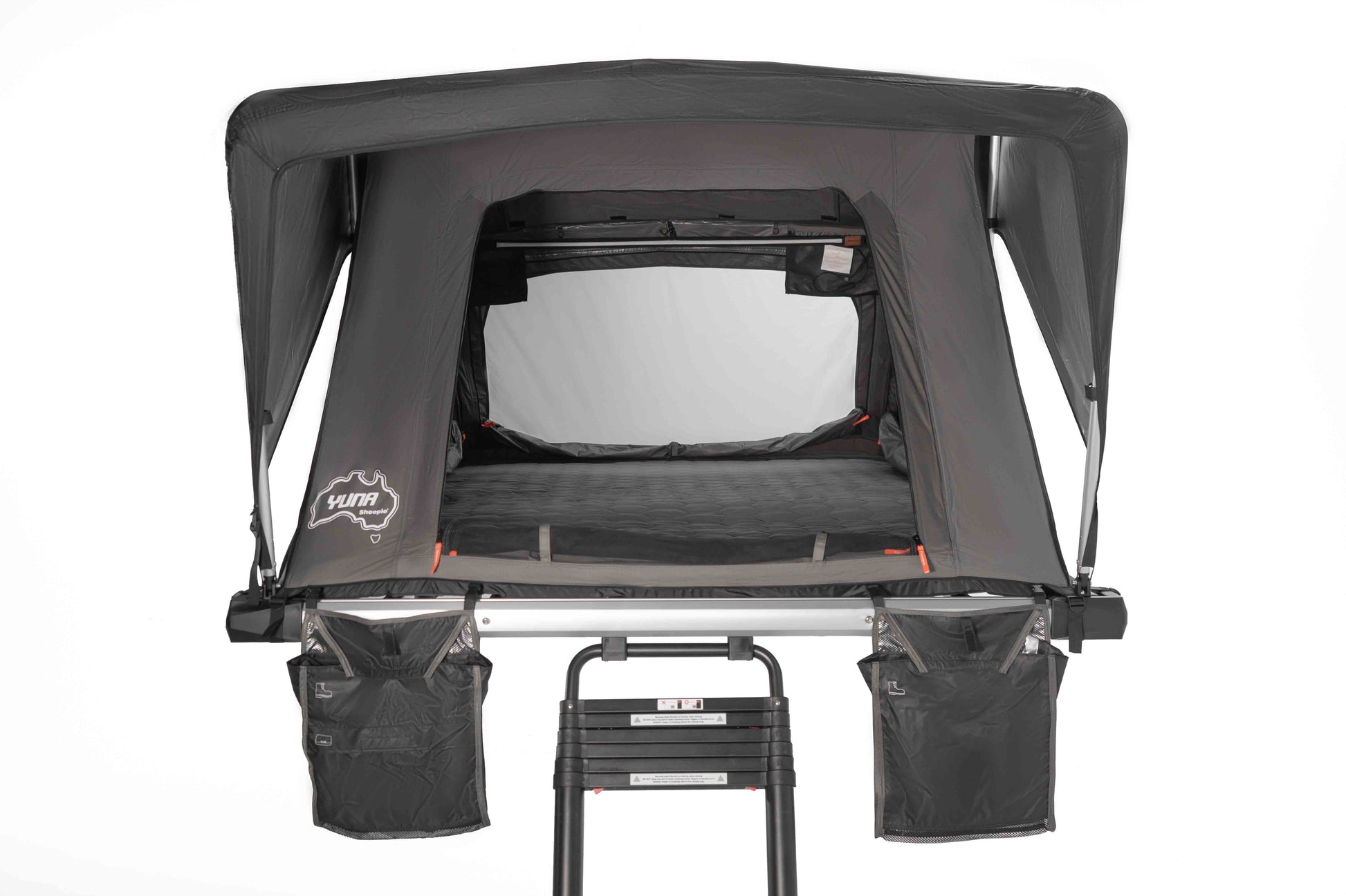 Großes Dachzelt Blick frontal, aufgebaut mit geöffnetem Seitenteil vor weißem Hintergrund