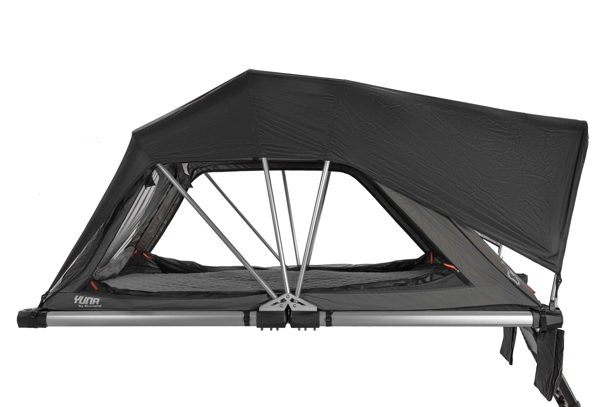 Großes Dachzelt aufgebaut Blick auf das Seitenprofil mit geöffneten Fenstern vor weißem Hintergrund