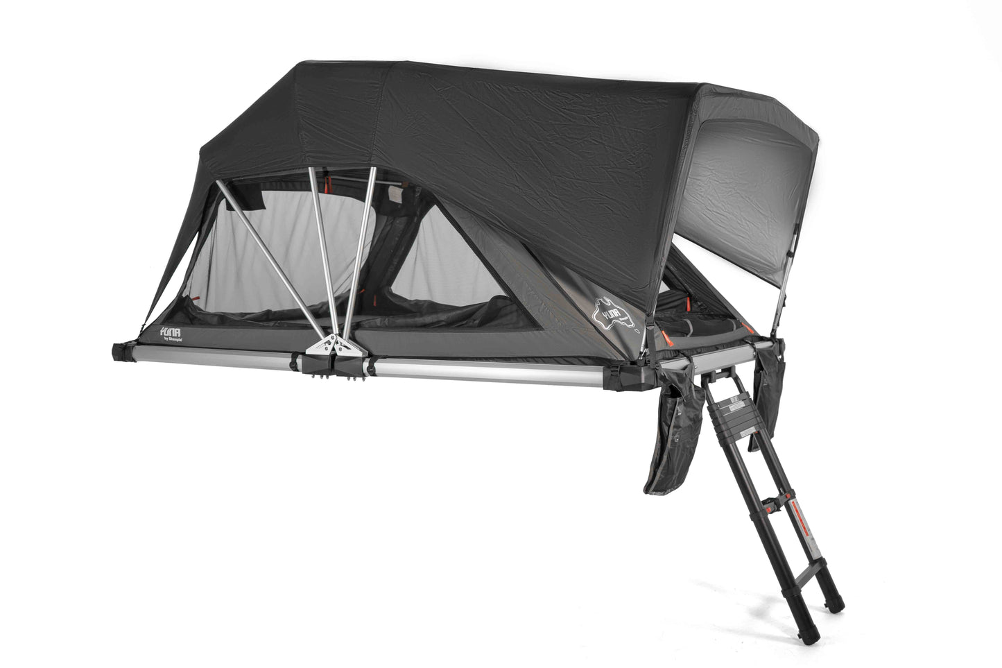 Großes Dachzelt im Seitenprofil aufgebaut mit Gaze, Dachüberstand, Leiter und Schuhsäcken