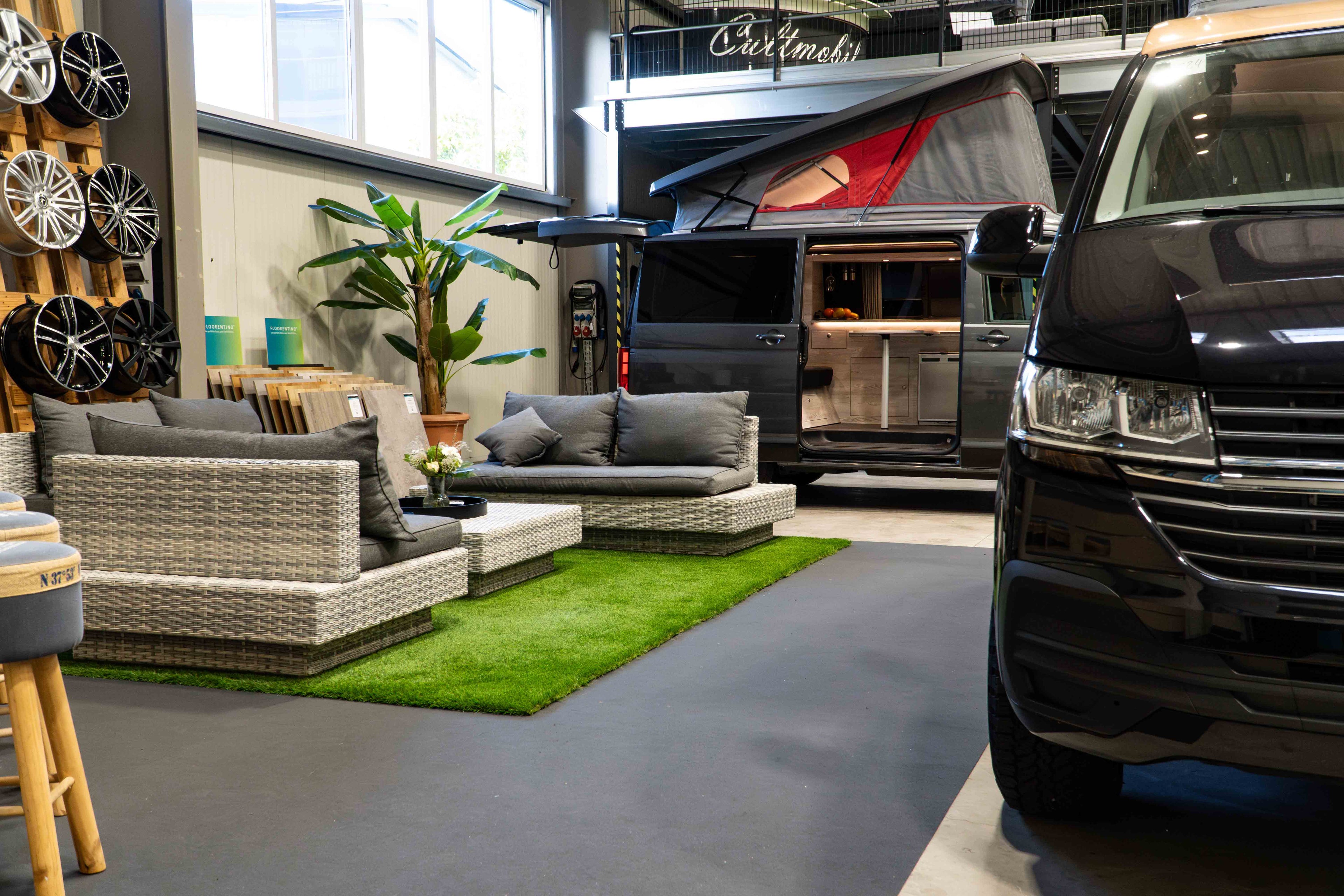 Ein Ausstellungsraum in einer Halle mit VW Camper Vans