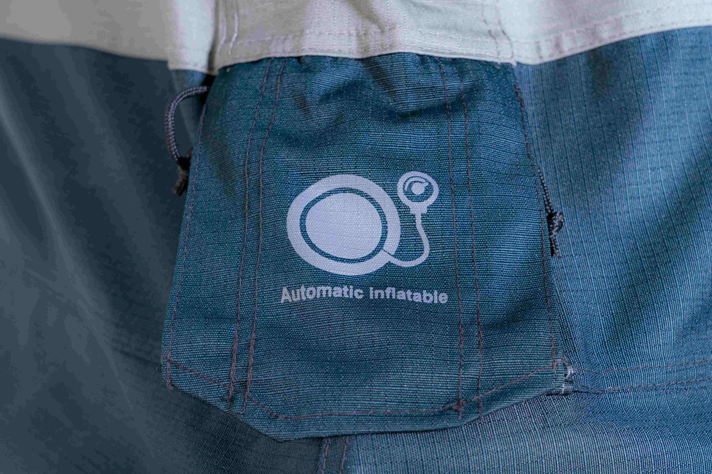 Das Ventil eines automatisch aufblasbaren Dachzeltes