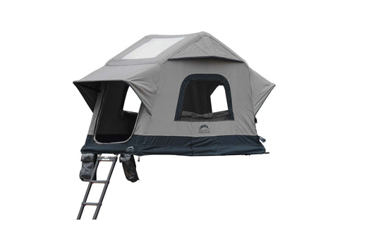 Aufblasbares Zweipersonen-Dachzelt, freigestellt vor weißem Hintergrund, mit Dachüberstand auf zwei Seiten und geöffneten Fenstern