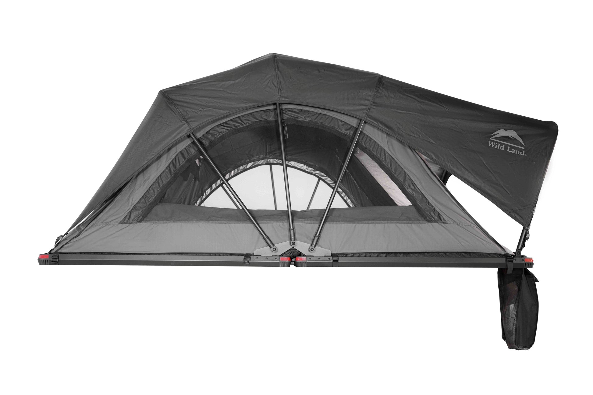 Dachzelt, aufgebaut und seitlich aufgenommen, freigestellt und vor reinweißem Hintergrund