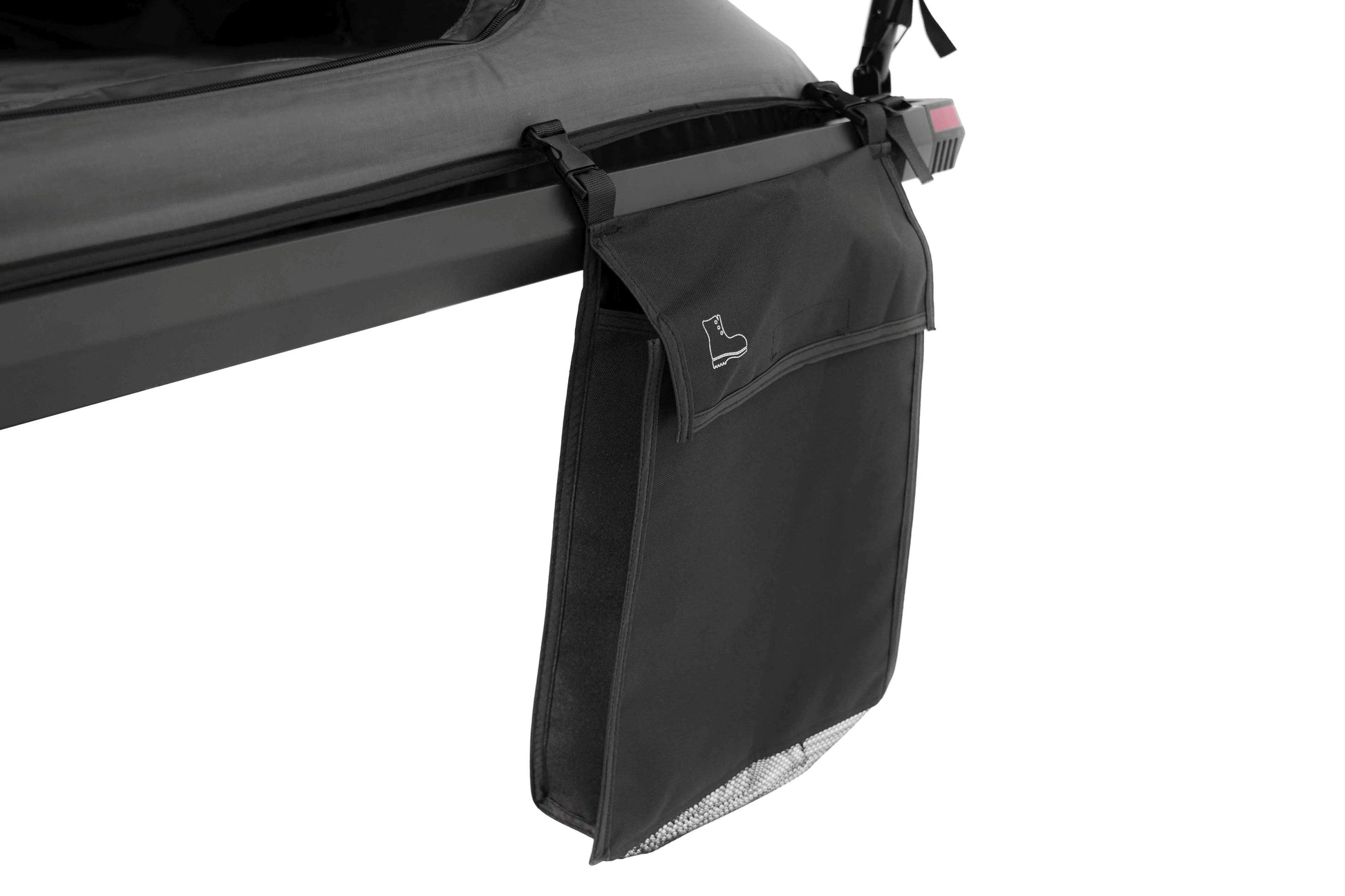 Dachzelt, mit Schuhsack vor weißem Hintergrund 