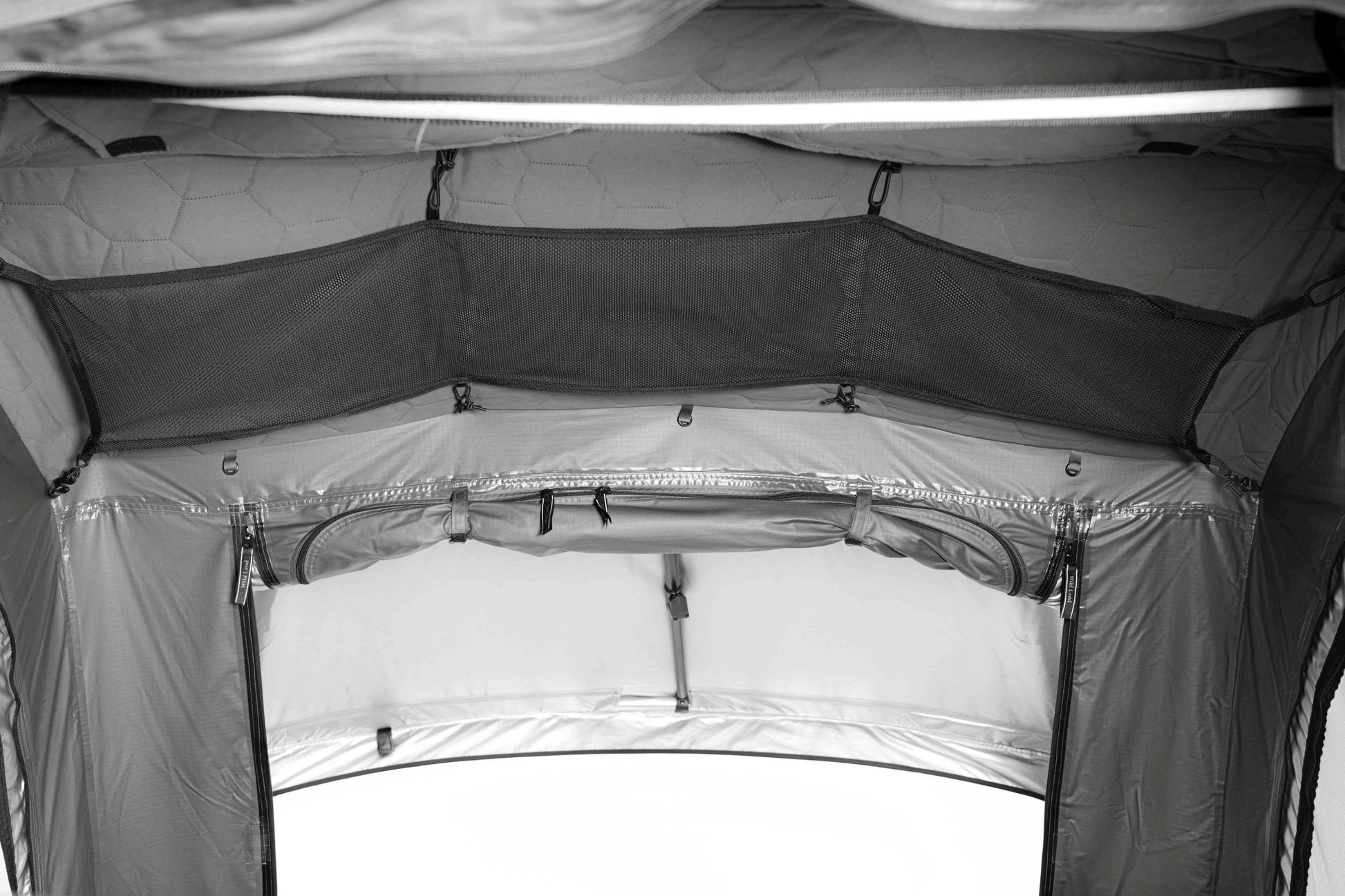 Blick ins Innere eines Dreipersonen-Dachzelts, Fokus auf das Netz zum verstauen von Gegenständen