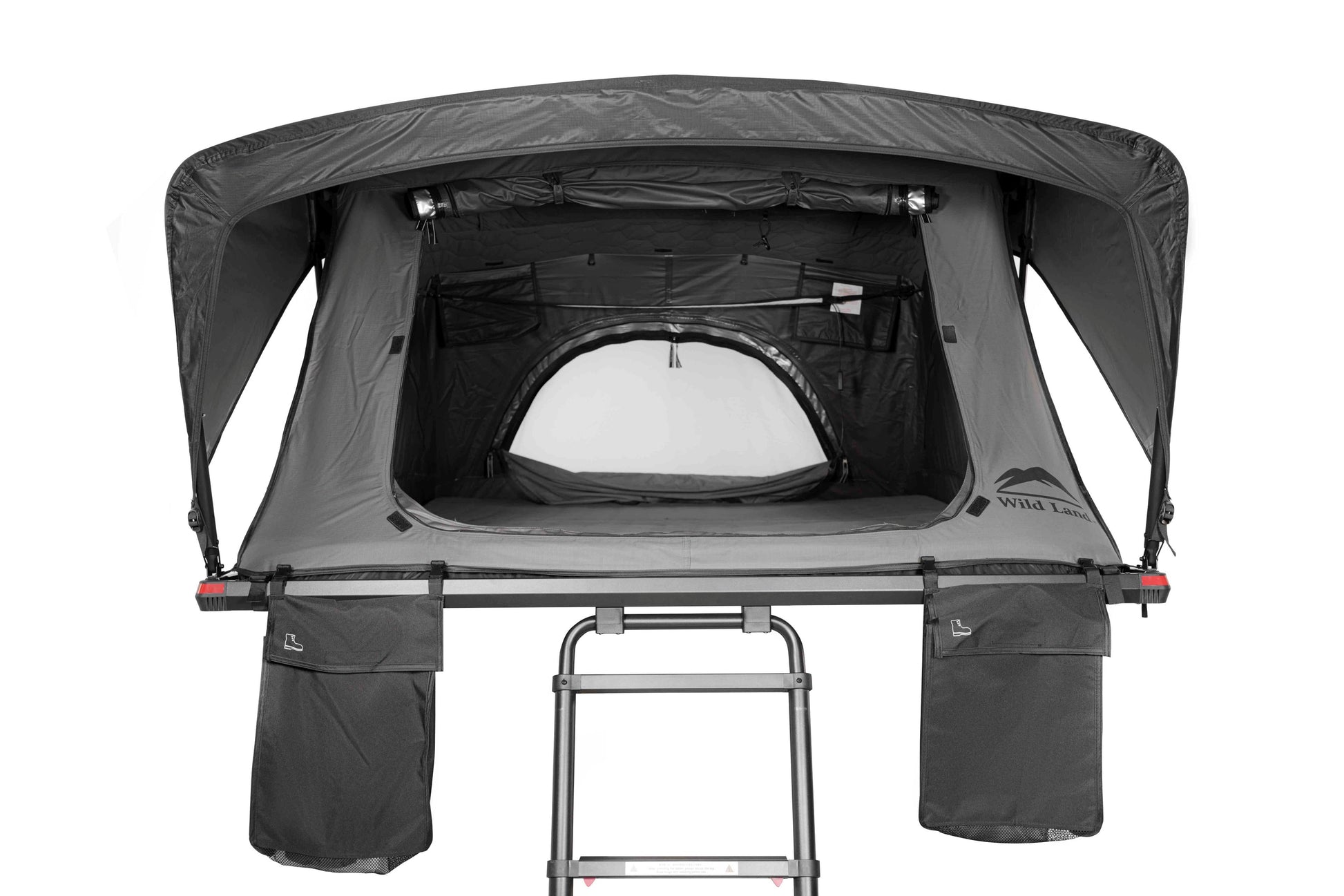 Dachzelt, frontal aufgenommen, freigestellt und vor reinweißem Hintergrund