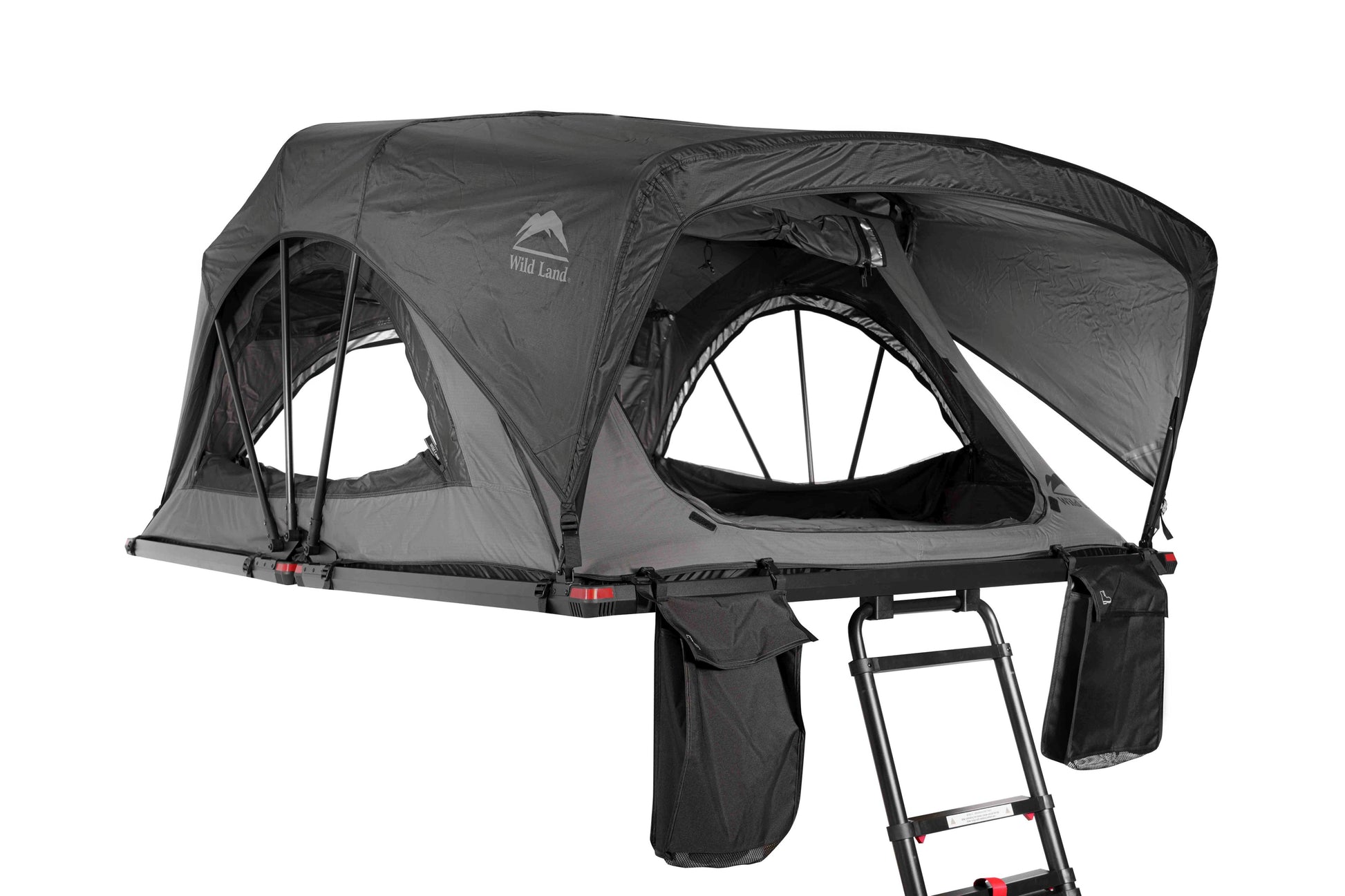 Dachzelt, frontal aufgenommen, freigestellt und vor reinweißem Hintergrund mit geöffneten Fenstern und Eingang. 